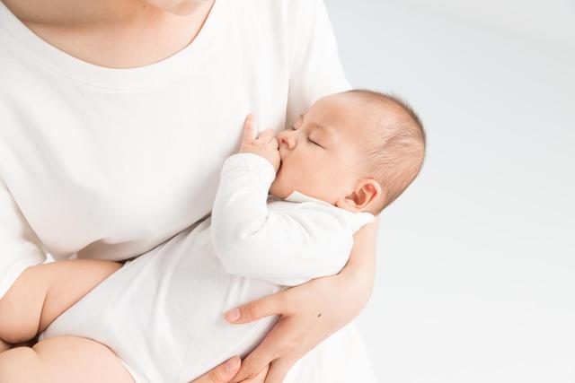 宝宝断奶妈妈涨奶怎么解决，断奶乳房胀痛处理方法？
